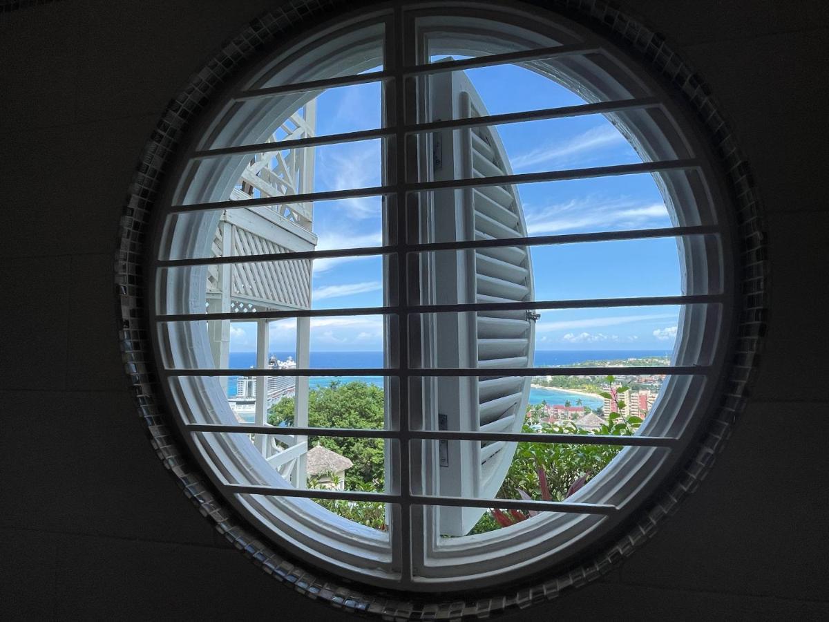 Hummingbird Retreat - Luxury Oceanview Apt, 7-Minute Walk To Beach Ocho Rios Ngoại thất bức ảnh