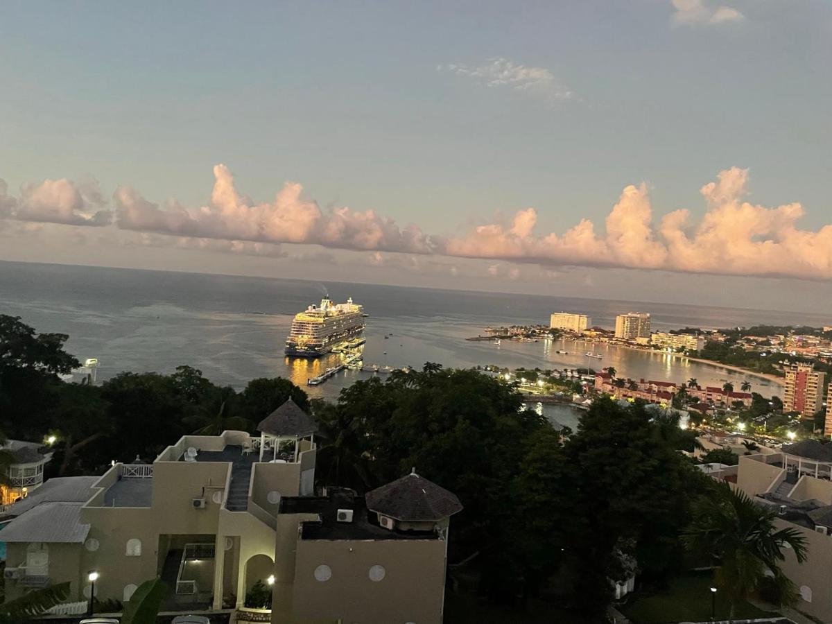 Hummingbird Retreat - Luxury Oceanview Apt, 7-Minute Walk To Beach Ocho Rios Ngoại thất bức ảnh